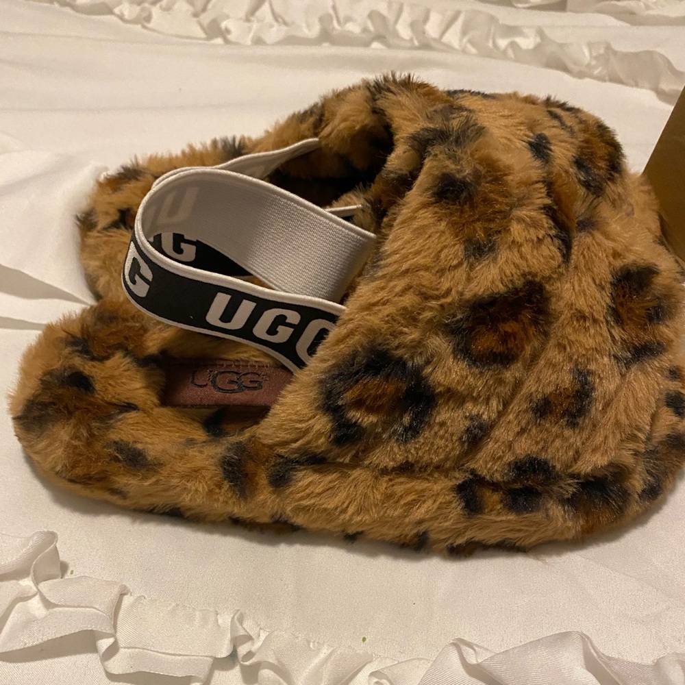 SOLD ⭑UGG SLIPPERS ⭑ (NEVER WORN)